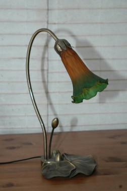 Lampa w stylu secesyjnym z kloszem lilii